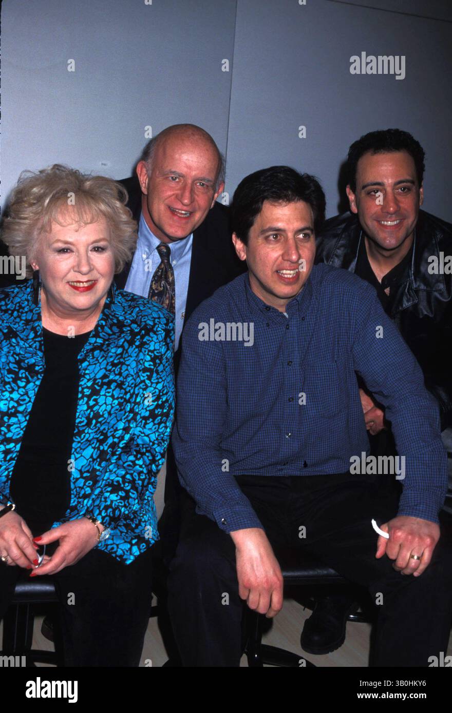 Dezember 2006 - New York, New York, USA - PETERBOYLERETRO.K14620JBB.NATPE CONVENTION NEW ORLEANS, LA 01-26-1999.JEDER LIEBT RAYMOND CAST. DORIS ROBERTS, PETER BOYLE, RAY ROMANO UND BRAD GARRETT. - FOTOS (Foto: © John Barrett/Globe Photos/ZUMAPRESS.com) Stockfoto