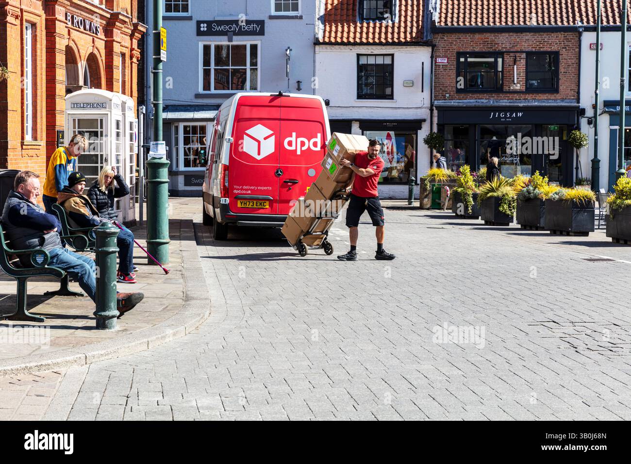 DPD, DPD Delivery, DPD Paketfirma, dpd uk, Paketzustellung, dpd-Zusteller, DPD-Zusteller, Paketzustellung, dpd-Zustellung, Paket, Transporter Stockfoto