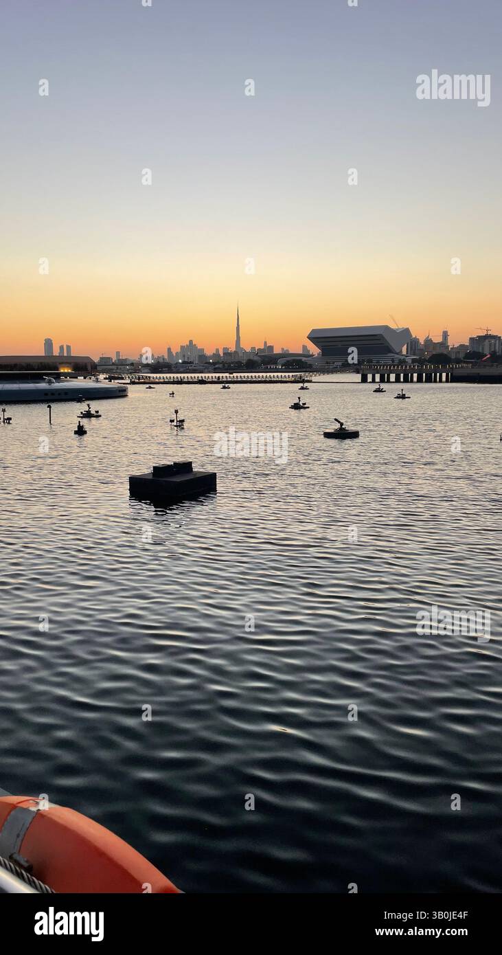 Skyline von Dubai mit Blick auf den Yachthafen und den Burj Khalifa bei Sonnenuntergang Stockfoto