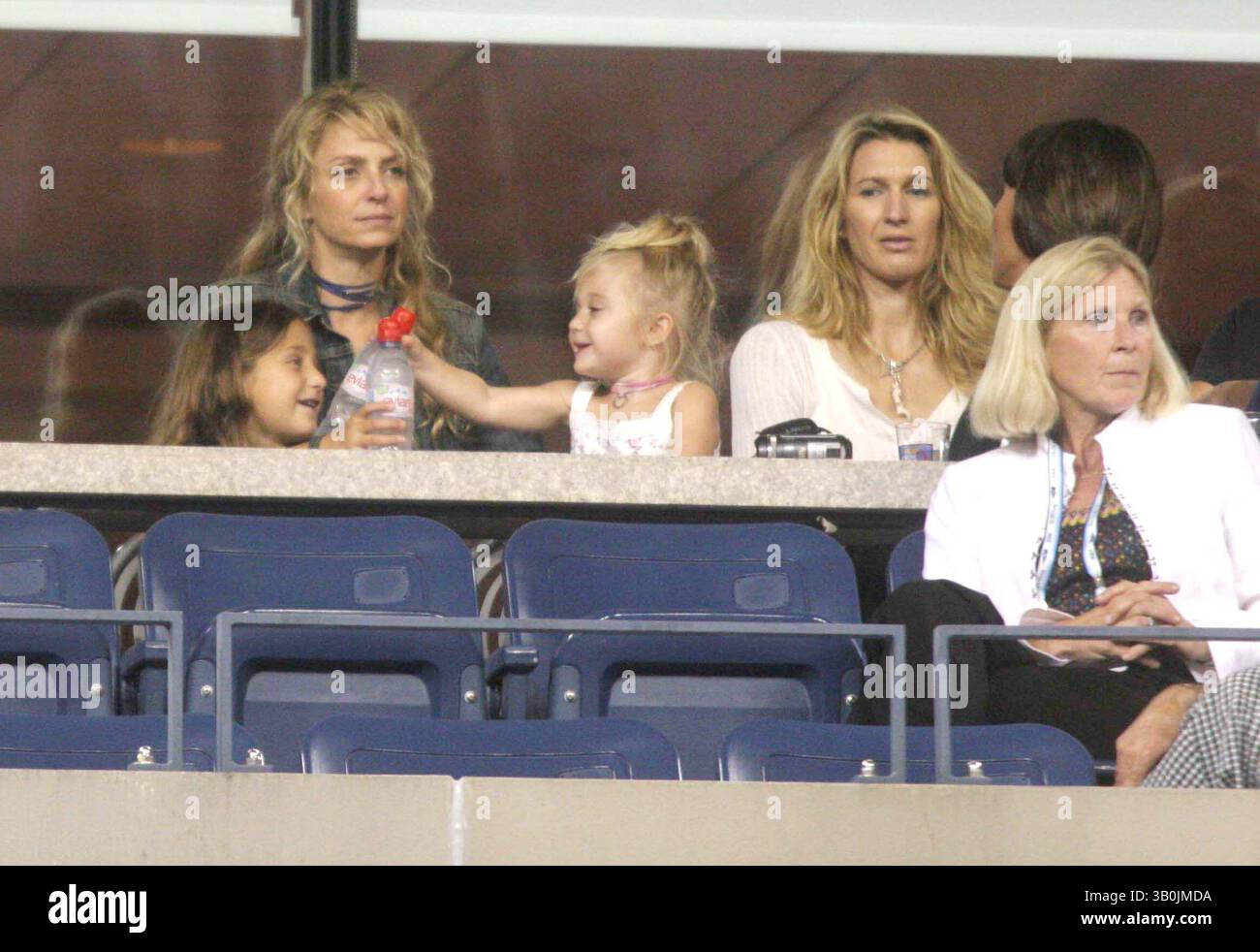 28. August 2006 - New York, New York, USA - OPEN-US-SPIEL ANDRE AGASSI gegen ANDREI PAVEL. DATUM 28.08.2006 - STEFFI GRAF UND KINDER. K49436JBB(Bild: © John Barrett/Globe Photos/ZUMAPRESS.com) Stockfoto