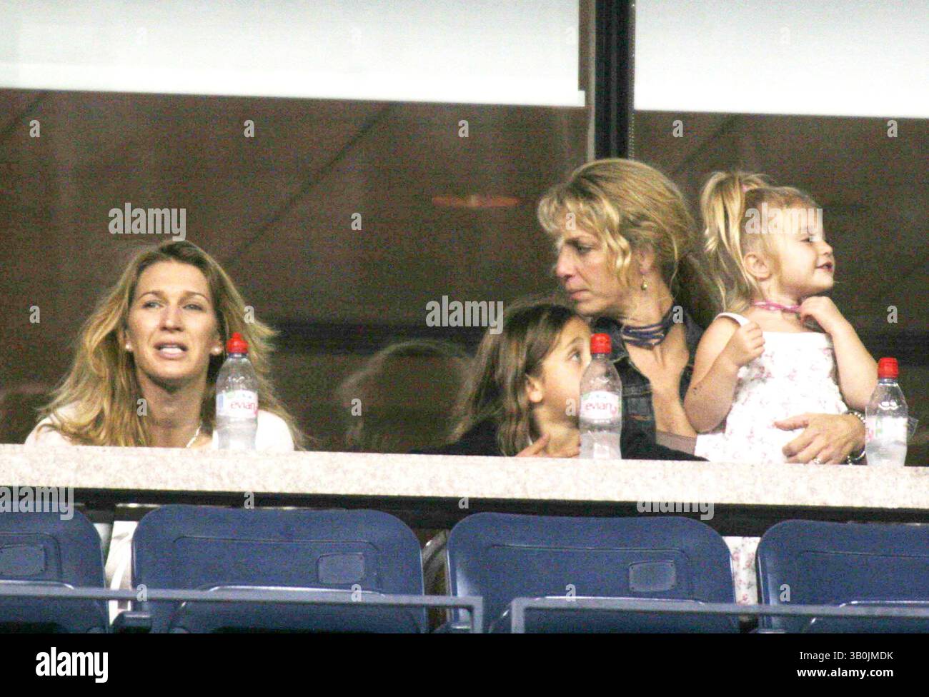 28. August 2006 - New York, New York, USA - OPEN-US-SPIEL ANDRE AGASSI gegen ANDREI PAVEL. DATUM 28.08.2006 - STEFFI GRAF UND KINDER. K49436JBB(Bild: © John Barrett/Globe Photos/ZUMAPRESS.com) Stockfoto