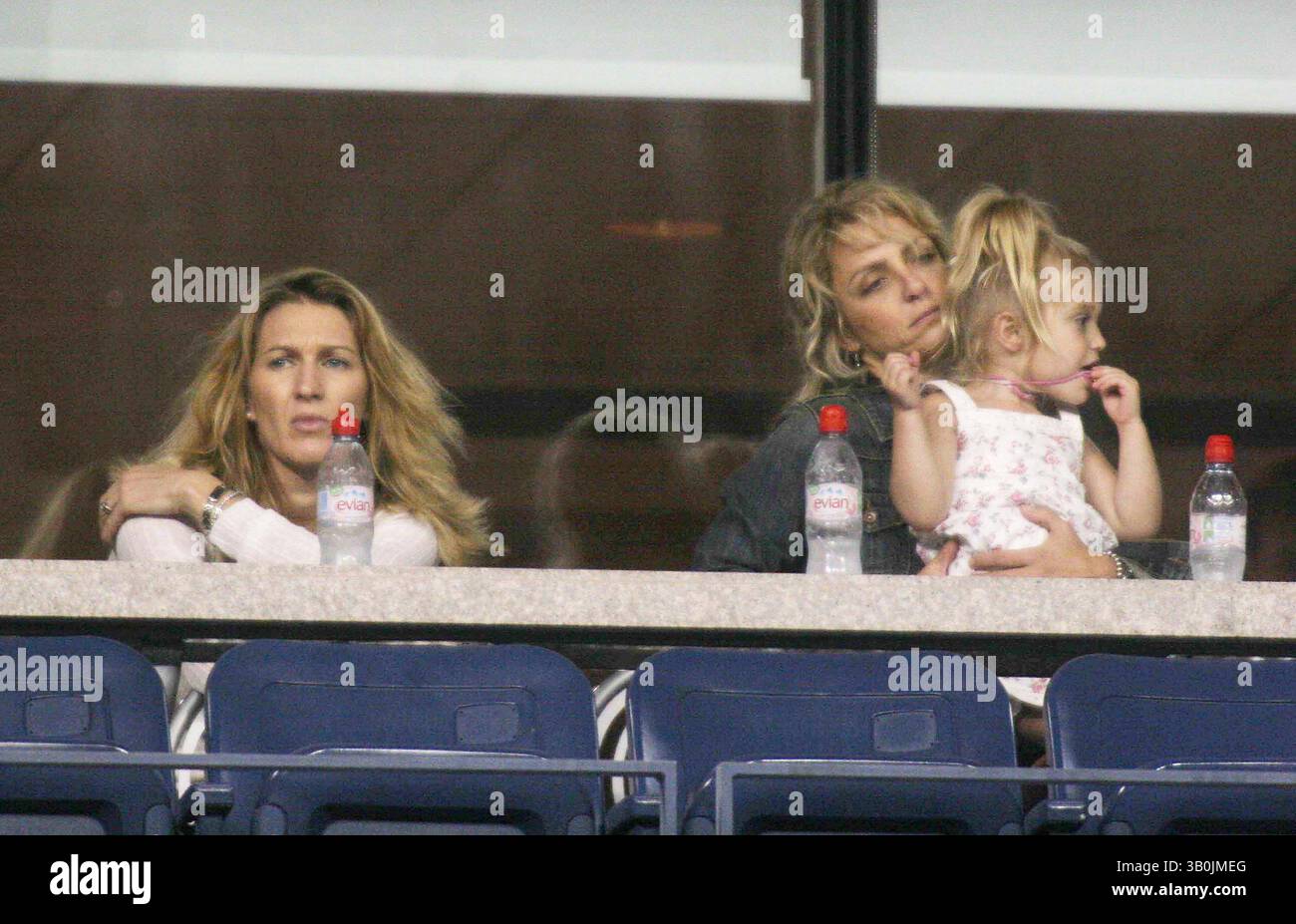 28. August 2006 - New York, New York, USA - OPEN-US-SPIEL ANDRE AGASSI gegen ANDREI PAVEL. DATUM 28.08.2006 - STEFFI GRAF UND KINDER. K49436JBB(Bild: © John Barrett/Globe Photos/ZUMAPRESS.com) Stockfoto