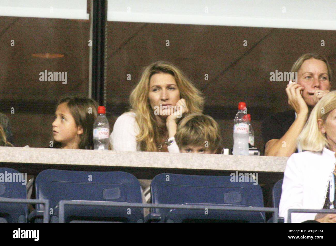 28. August 2006 - New York, New York, USA - OPEN-US-SPIEL ANDRE AGASSI gegen ANDREI PAVEL. DATUM 28.08.2006 - STEFFI GRAF UND KINDER. K49436JBB(Bild: © John Barrett/Globe Photos/ZUMAPRESS.com) Stockfoto