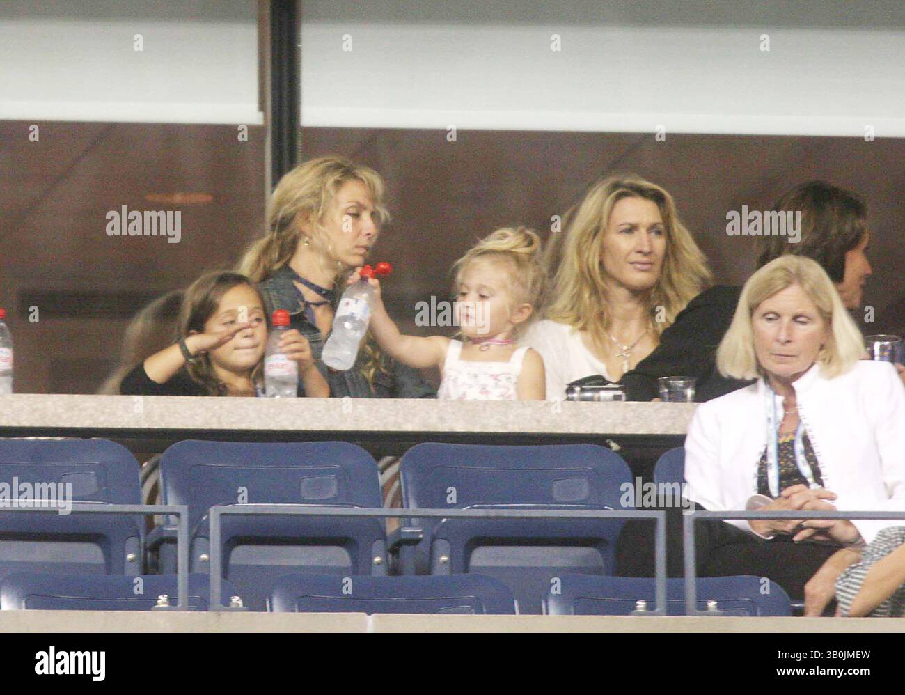 28. August 2006 - New York, New York, USA - OPEN-US-SPIEL ANDRE AGASSI gegen ANDREI PAVEL. DATUM 28.08.2006 - STEFFI GRAF UND KINDER. K49436JBB(Bild: © John Barrett/Globe Photos/ZUMAPRESS.com) Stockfoto
