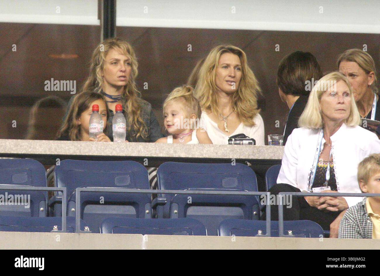 28. August 2006 - New York, New York, USA - OPEN-US-SPIEL ANDRE AGASSI gegen ANDREI PAVEL. DATUM 28.08.2006 - STEFFI GRAF UND KINDER. K49436JBB(Bild: © John Barrett/Globe Photos/ZUMAPRESS.com) Stockfoto