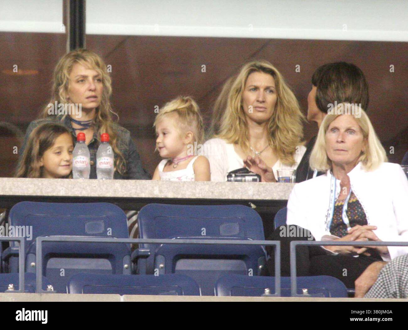 28. August 2006 - New York, New York, USA - OPEN-US-SPIEL ANDRE AGASSI gegen ANDREI PAVEL. DATUM 28.08.2006 - STEFFI GRAF UND KINDER. K49436JBB(Bild: © John Barrett/Globe Photos/ZUMAPRESS.com) Stockfoto