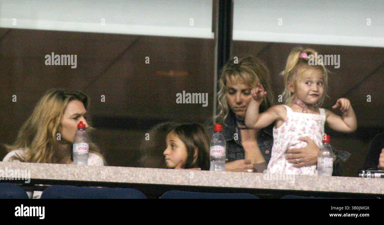 28. August 2006 - New York, New York, USA - OPEN-US-SPIEL ANDRE AGASSI gegen ANDREI PAVEL. DATUM 28.08.2006 - STEFFI GRAF UND KINDER. K49436JBB(Bild: © John Barrett/Globe Photos/ZUMAPRESS.com) Stockfoto