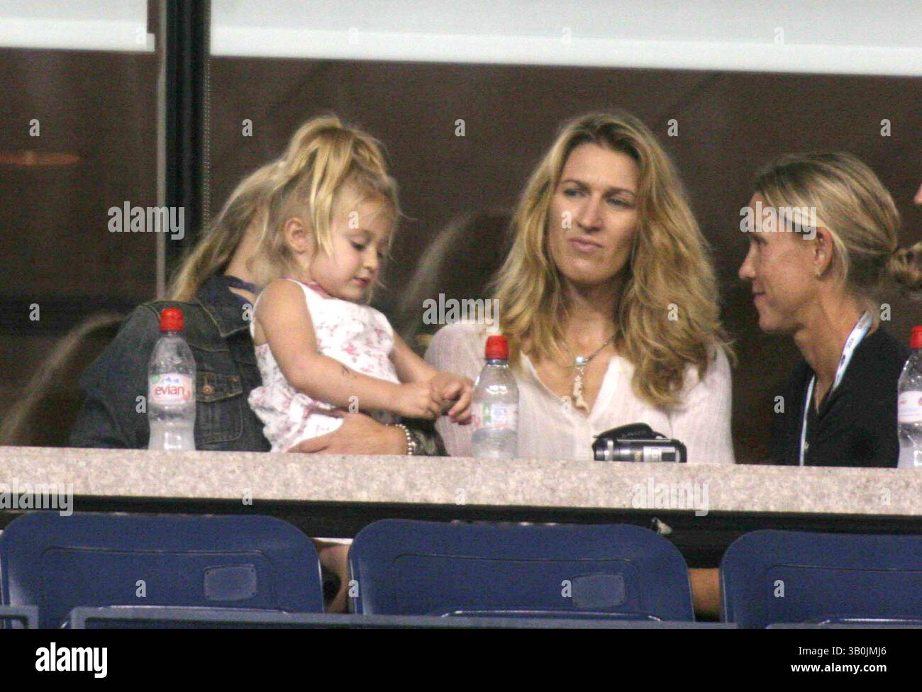28. August 2006 - New York, New York, USA - OPEN-US-SPIEL ANDRE AGASSI gegen ANDREI PAVEL. DATUM 28.08.2006 - STEFFI GRAF UND KINDER. K49436JBB(Bild: © John Barrett/Globe Photos/ZUMAPRESS.com) Stockfoto
