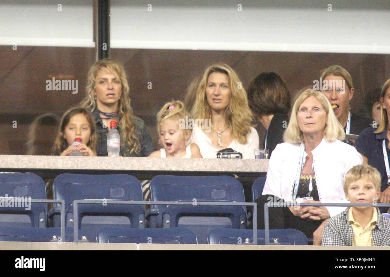 28. August 2006 - New York, New York, USA - OPEN-US-SPIEL ANDRE AGASSI gegen ANDREI PAVEL. DATUM 28.08.2006 - STEFFI GRAF UND KINDER. K49436JBB(Bild: © John Barrett/Globe Photos/ZUMAPRESS.com) Stockfoto