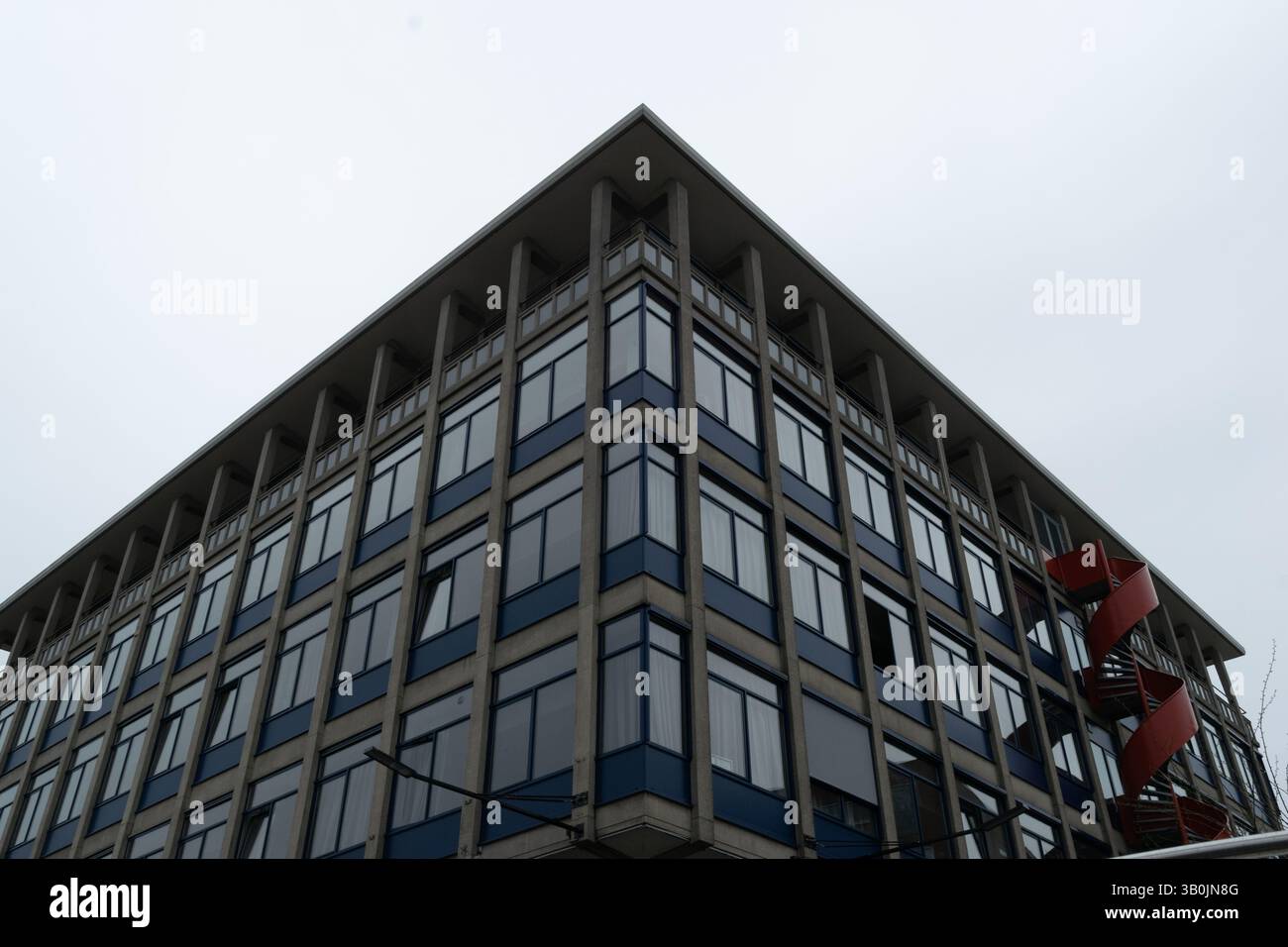 Flaches Foto des Apartmentkomplexes im Nachkriegsstil. Stockfoto