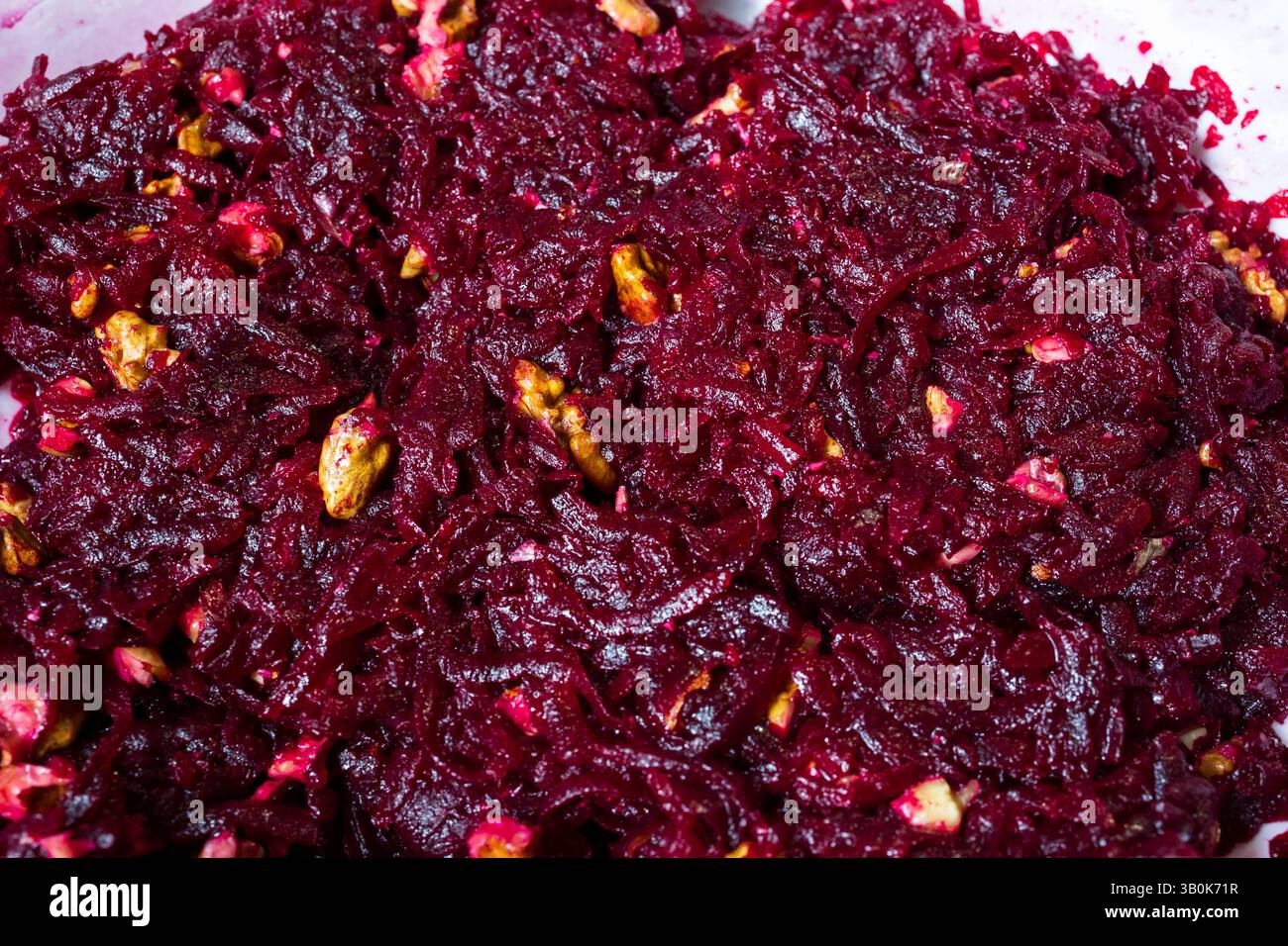 Rote-Bete-Salat mit Walnusskernen. Gesunder Salat zur Erhöhung des Hämoglobins. Stockfoto