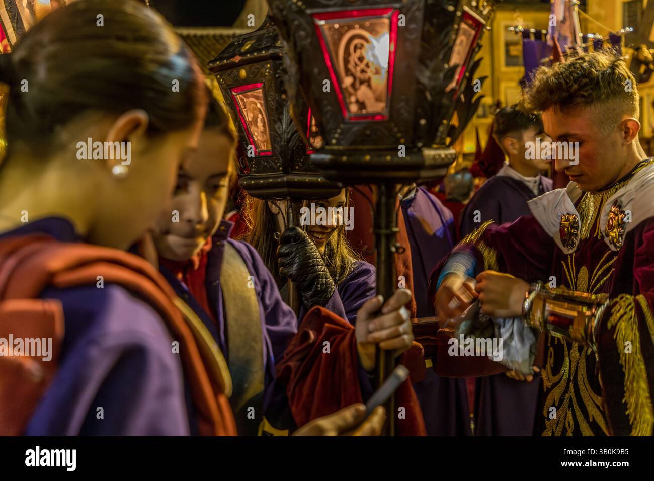 Prozession in Spanien. Die Teilnehmer tragen traditionelle Kostüme und halten Laternen. Calle Severo Catalina, Cuenca, Castilla-La Mancha, Spanien Stockfoto