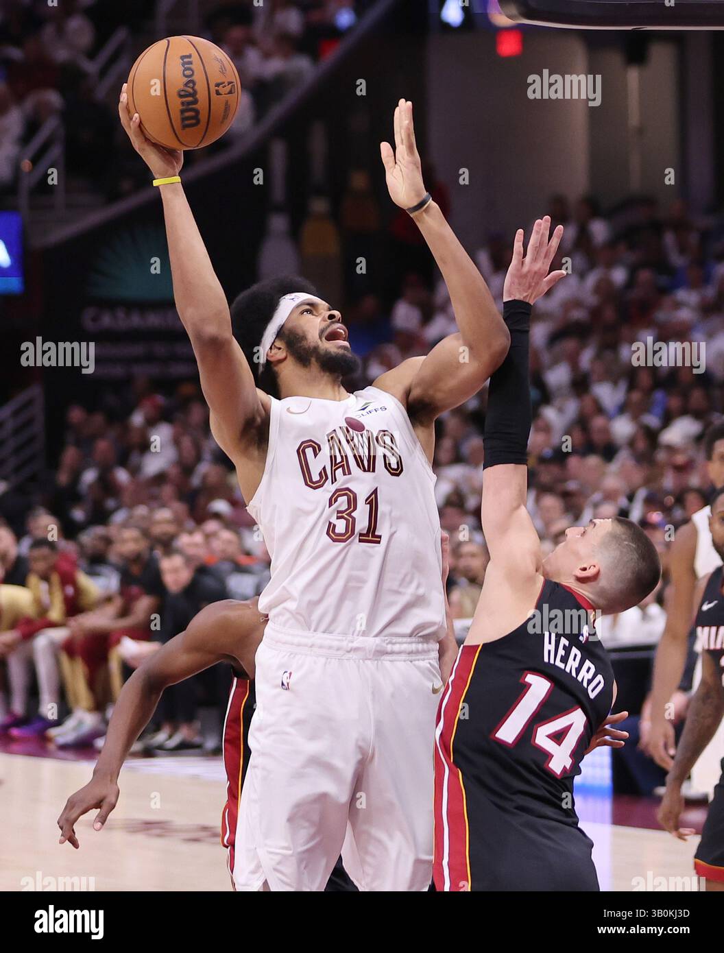 Cleveland, Usa. April 2025. Die Cleveland Cavaliers Donovan Mitchell Jarrett Allen (31) schießen im dritten Quartal im zweiten Spiel der ersten Runde der Eastern Conference Playoffs in Cleveland, Ohio, am Mittwoch, 23. April 2025 über Miami Heats Tyler Herro (14). Die Cavaliers besiegten die Heat 121–112. Foto: Aaron Josefczyk/UPI Credit: UPI/Alamy Live News Stockfoto
