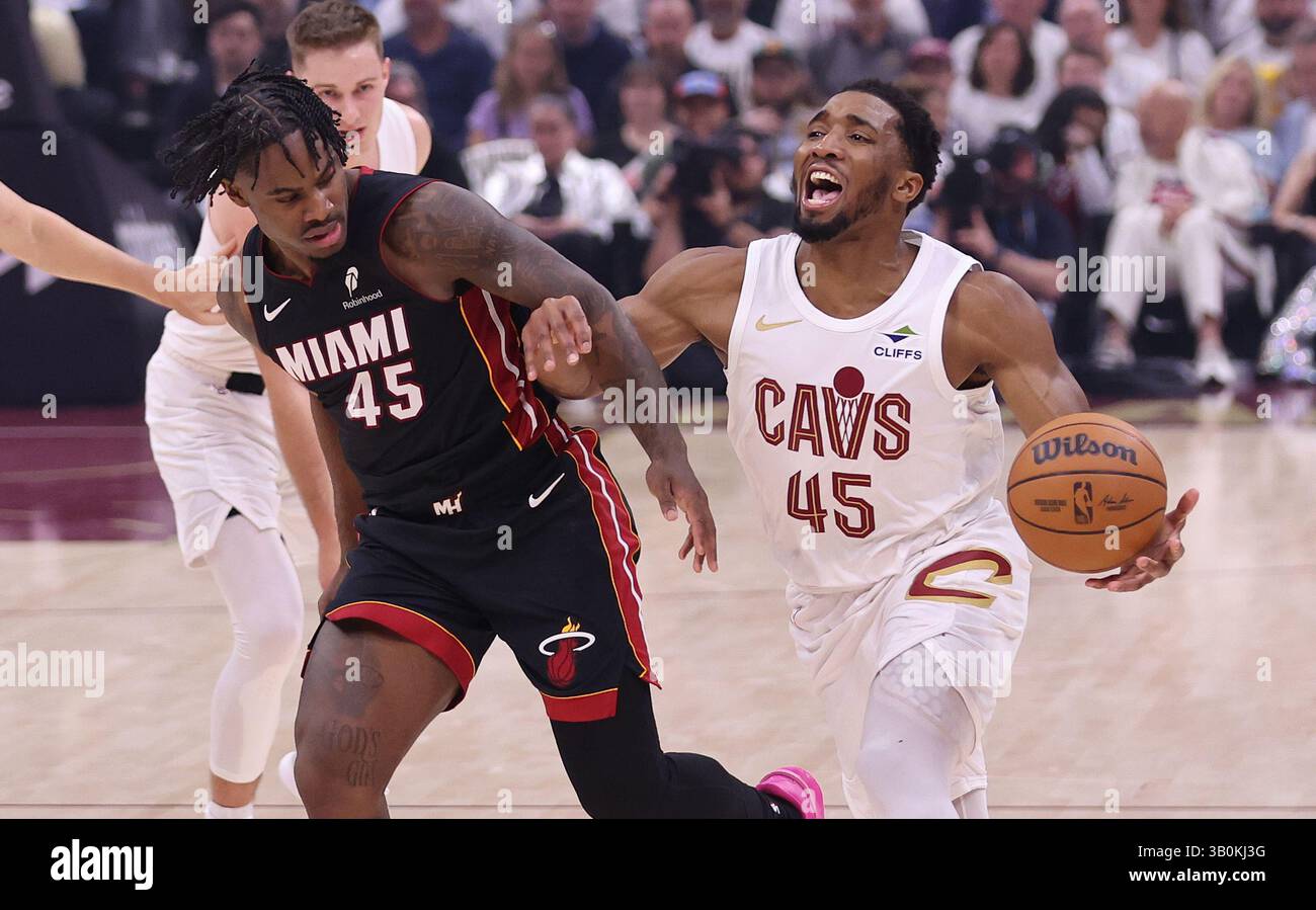 Cleveland, Usa. April 2025. Cleveland Cavaliers Donovan Mitchell (45) wird von Miami Heats Davion Mitchell (45) im ersten Quartal der ersten Runde der Eastern Conference Playoffs in Cleveland, Ohio, am Mittwoch, 23. April 2025, besiegt. Foto: Aaron Josefczyk/UPI Credit: UPI/Alamy Live News Stockfoto