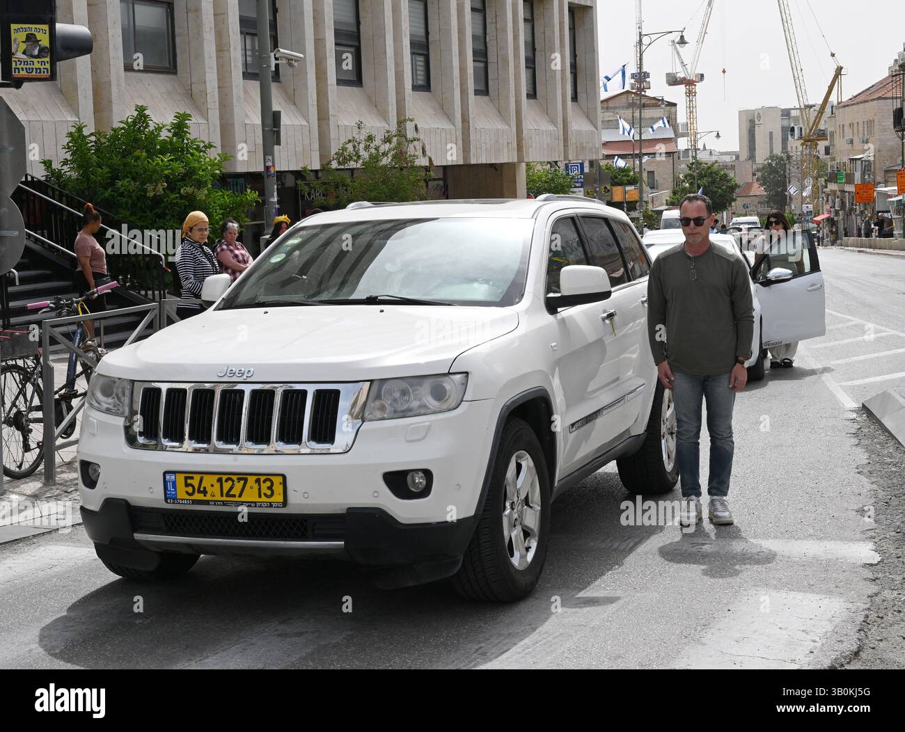 Jerusalem, Israel. April 2025. Die Menschen stehen schweigend, während eine zweiminütige Sirene ertönt, um der sechs Millionen Juden zu gedenken, die Hitler während des Holocaust am Holocaust-Gedenktag in Jerusalem am Donnerstag, den 24. April 2025, ermordet hat. Die Fahrer halten an und steigen aus ihren Autos aus, und die Leute halten mitten auf der Straße an, während die Sirene im ganzen Land ertönt. Foto: Debbie Hill/ Credit: UPI/Alamy Live News Stockfoto