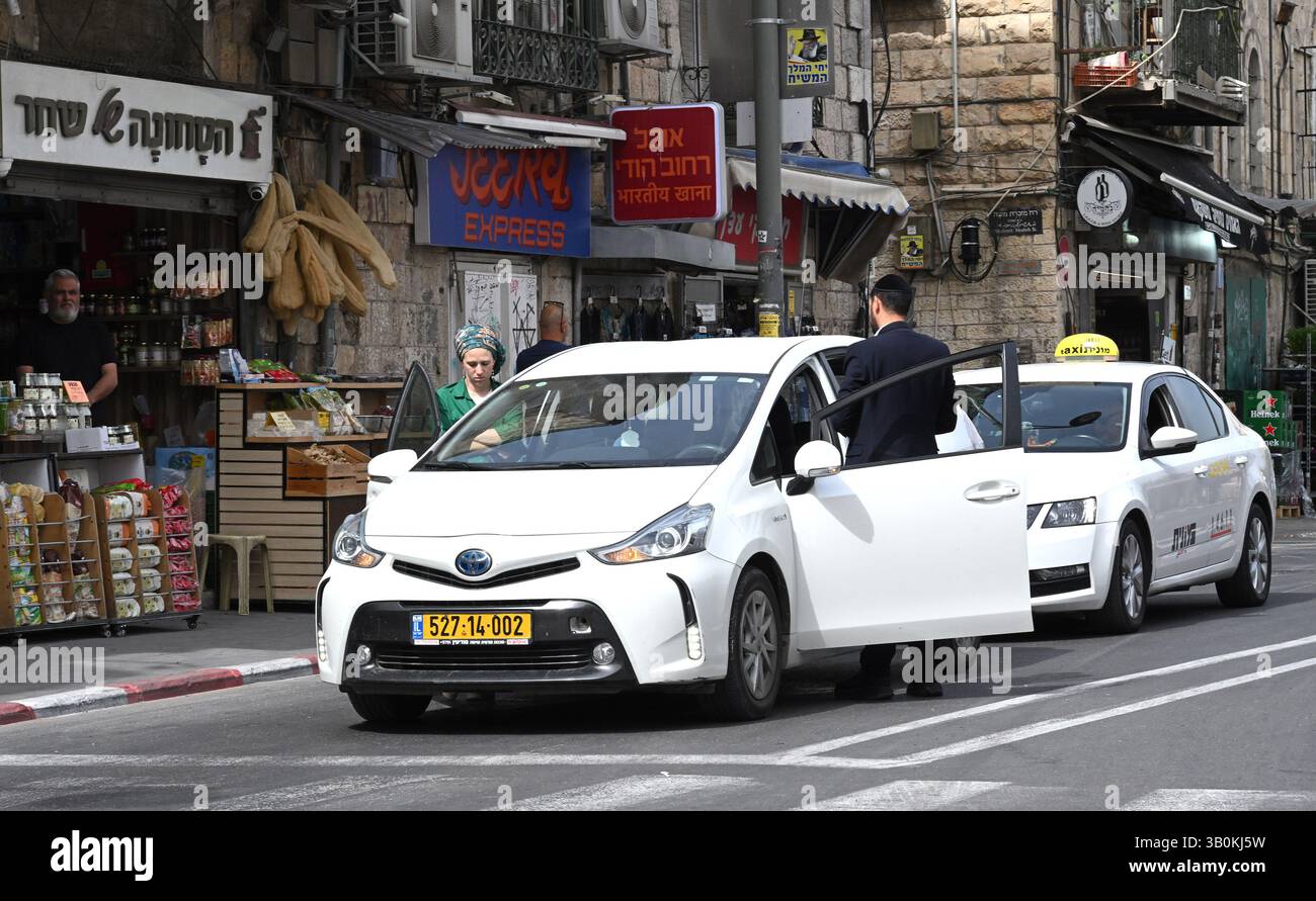 Jerusalem, Israel. April 2025. Im ganzen Land stehen die Israelis schweigend, während ein zweiminütiger Sirenenton an die sechs Millionen Juden erinnert, die Hitler während des Holocaust am Holocaust-Gedenktag in Jerusalem am Donnerstag, den 24. April 2025, ermordet hat. Die Fahrer halten an und steigen aus ihren Autos aus, und die Leute halten mitten auf der Straße an, während die Sirene im ganzen Land ertönt. Foto: Debbie Hill/ Credit: UPI/Alamy Live News Stockfoto