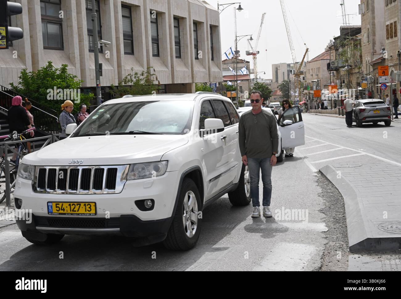 Jerusalem, Israel. April 2025. Im ganzen Land stehen die Israelis schweigend, während ein zweiminütiger Sirenenton an die sechs Millionen Juden erinnert, die Hitler während des Holocaust am Holocaust-Gedenktag in Jerusalem am Donnerstag, den 24. April 2025, ermordet hat. Die Fahrer halten an und steigen aus ihren Autos aus, und die Leute halten mitten auf der Straße an, während die Sirene im ganzen Land ertönt. Foto: Debbie Hill/ Credit: UPI/Alamy Live News Stockfoto