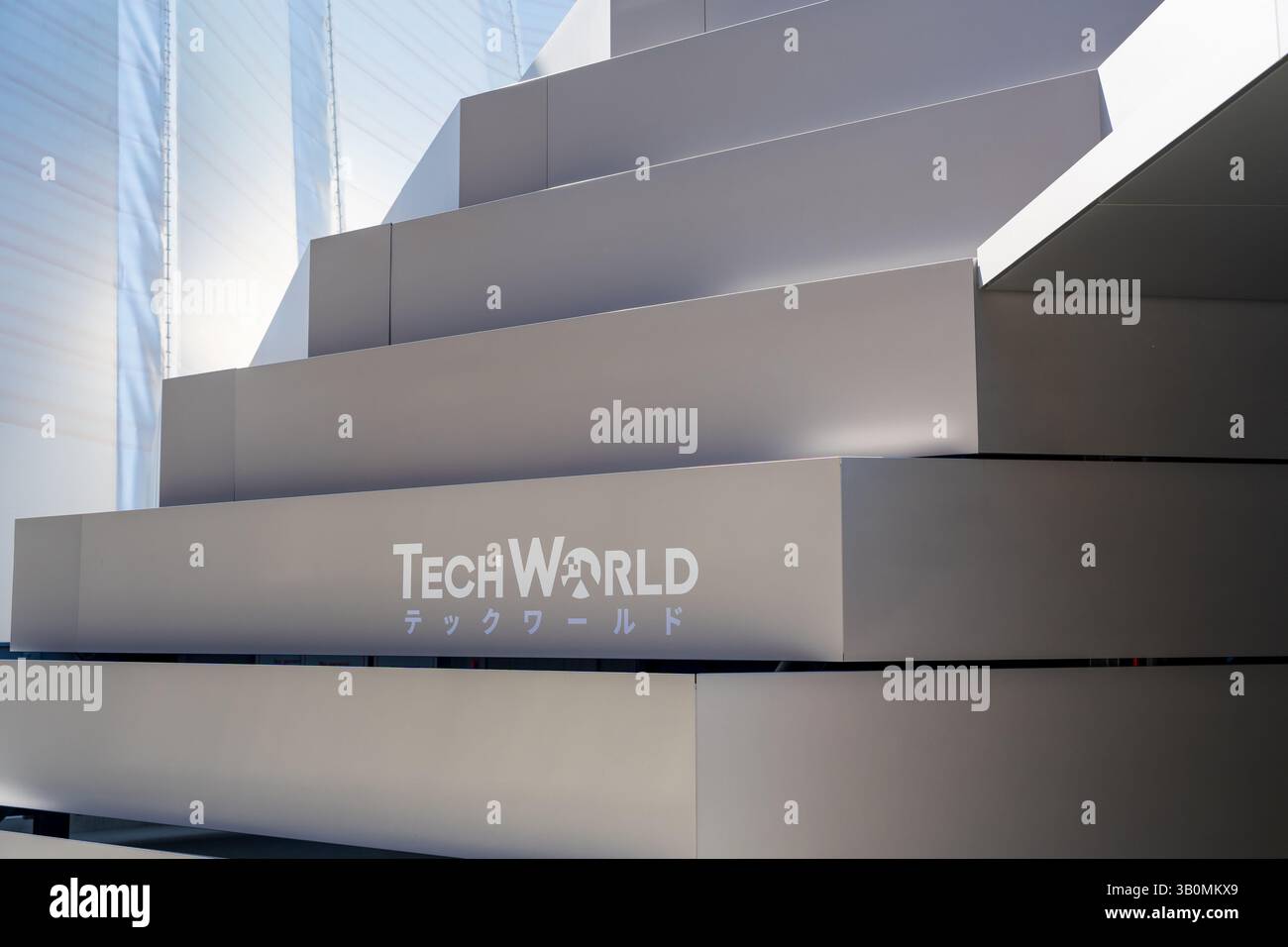 Osaka, Japan – 21. April 2025: TECH WORLD Pavilion auf der Expo 2025, in dem das Design der „Berge des Herzens“ und die fortschrittliche digitale Technologie vorgestellt werden. Stockfoto