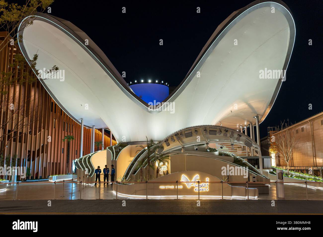 Osaka, Japan - 21. April 2025 : Kuwait Pavilion 'visionärer Leuchtturm' beleuchtet bei Nacht, mit 'offenen Flügeln' Architektur. Stockfoto