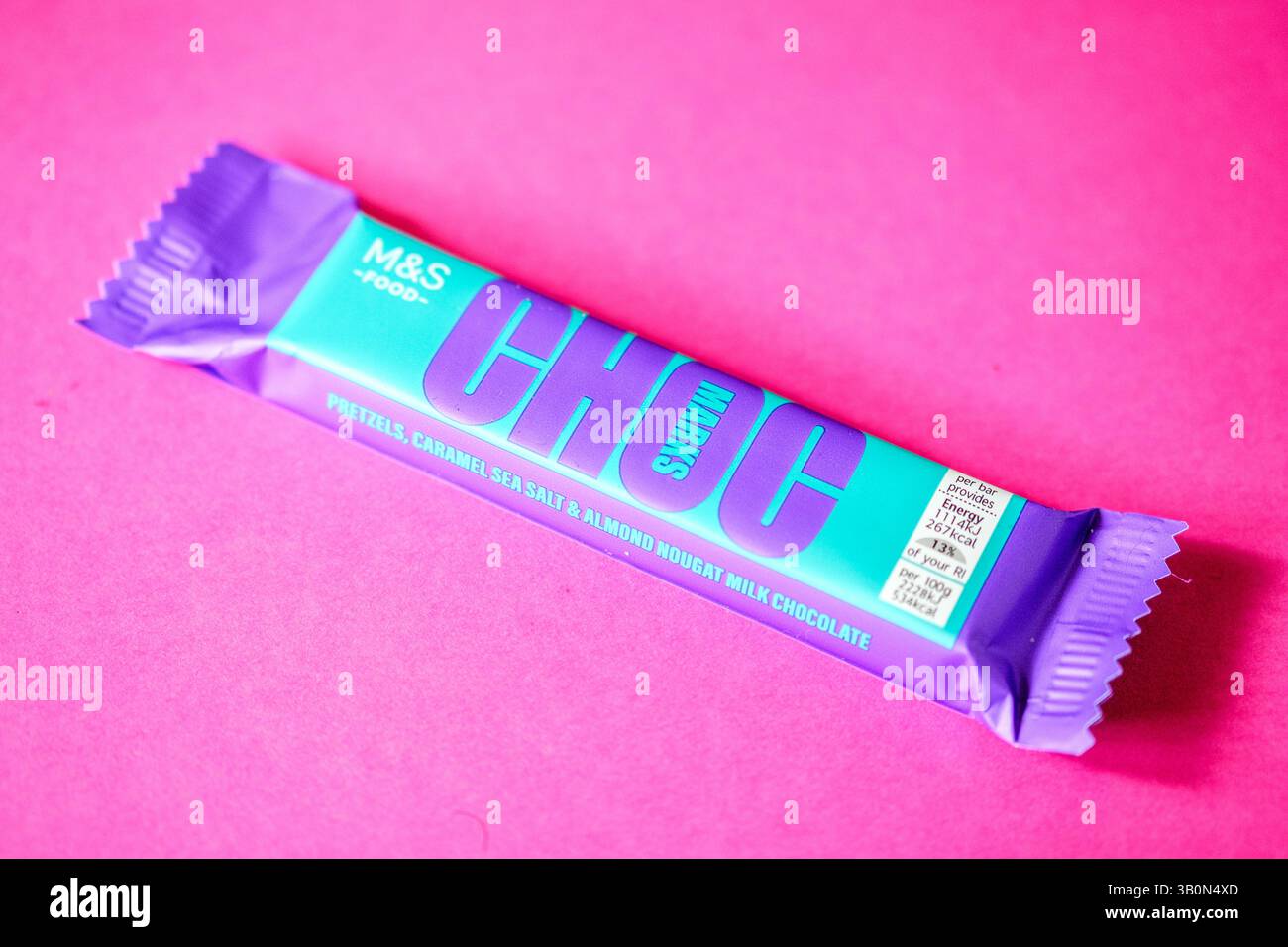 London UK, 24. April 2025, Marks and Spencer Chocolate Bar Caramel Sea Salt Stockfoto