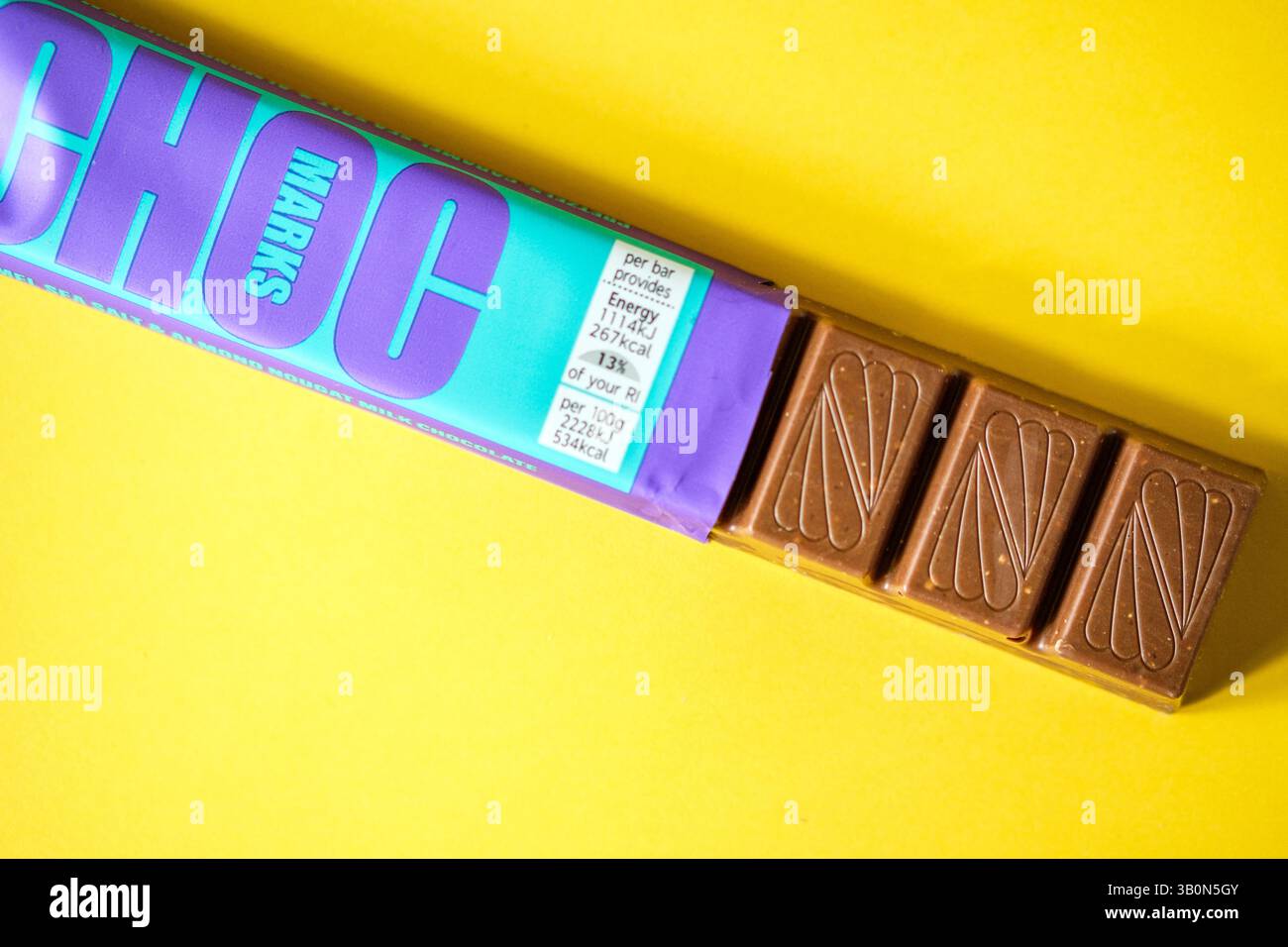 London UK, 24. April 2025, Marks and Spencer Chocolate Bar Caramel Sea Salt Stockfoto