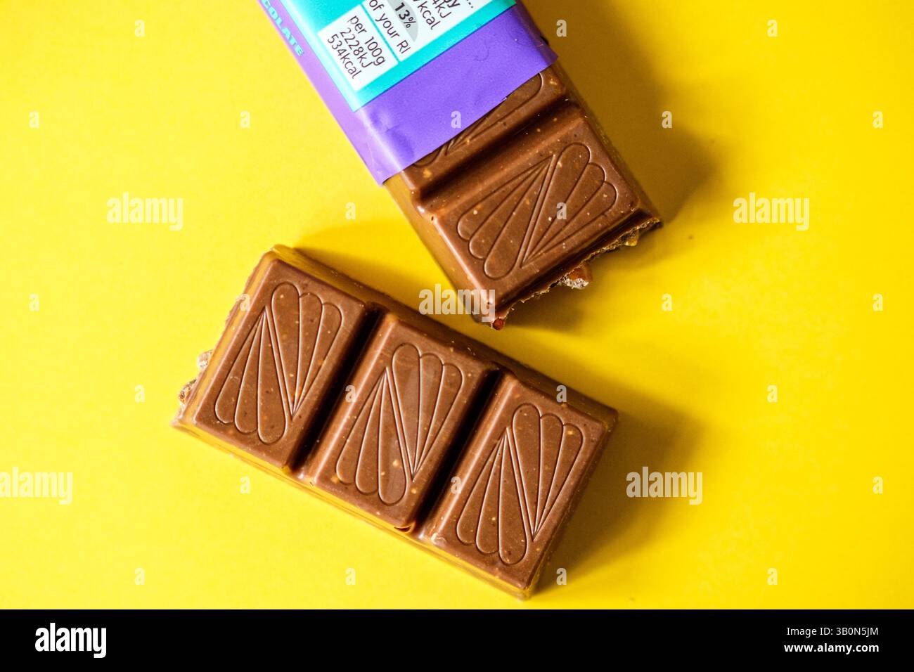 London UK, 24. April 2025, Marks and Spencer Chocolate Bar Caramel Sea Salt Stockfoto