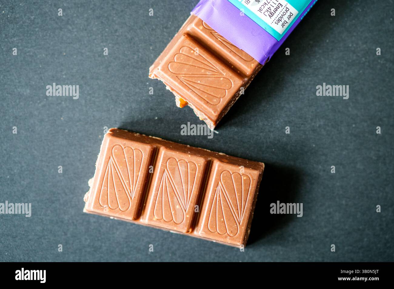London UK, 24. April 2025, Marks and Spencer Chocolate Bar Caramel Sea Salt Stockfoto