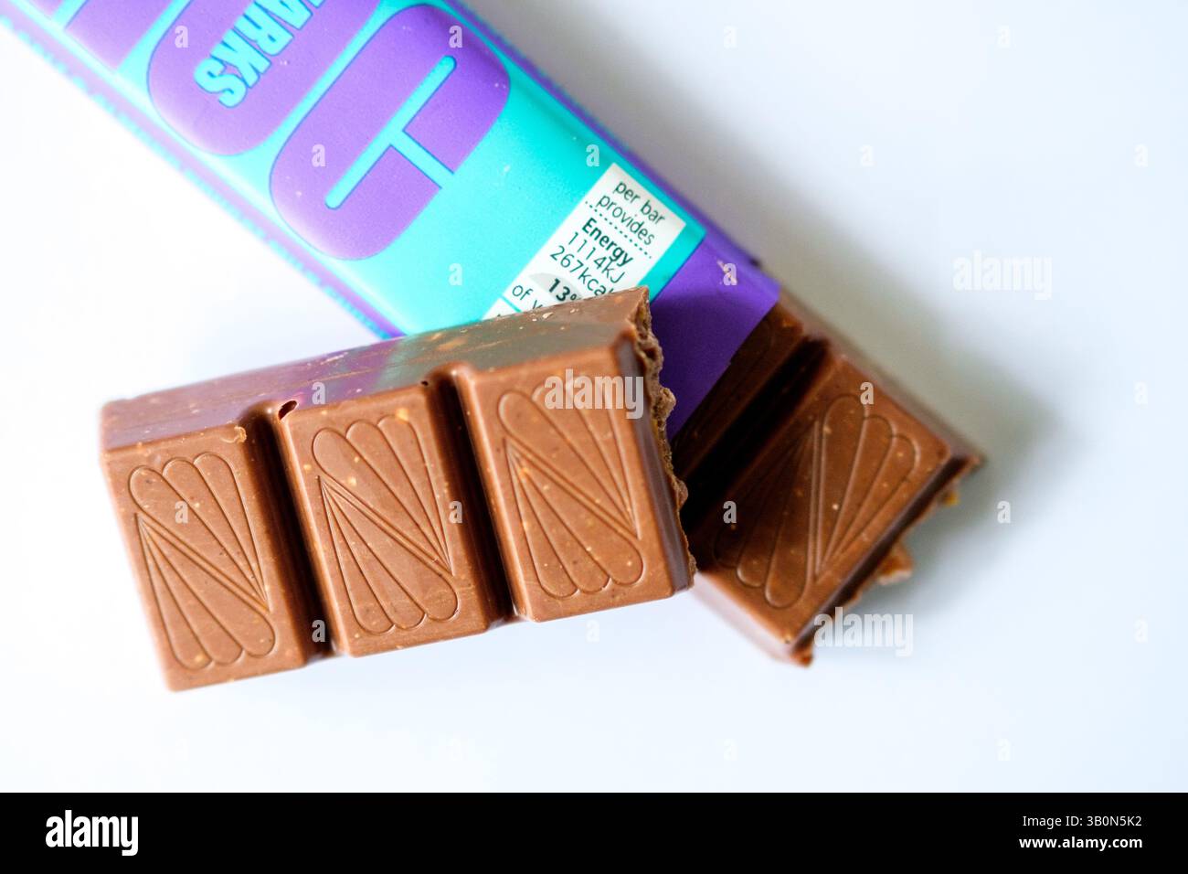 London UK, 24. April 2025, Marks and Spencer Chocolate Bar Caramel Sea Salt Stockfoto