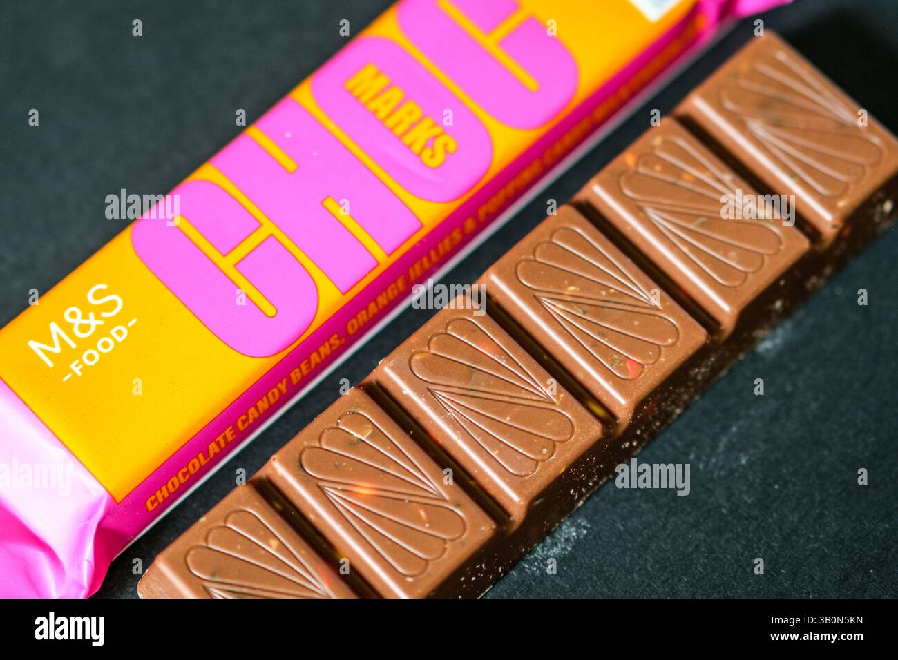 London UK, 24. April 2025, Marks and Spencer Milk Chocolate Bar Stockfoto