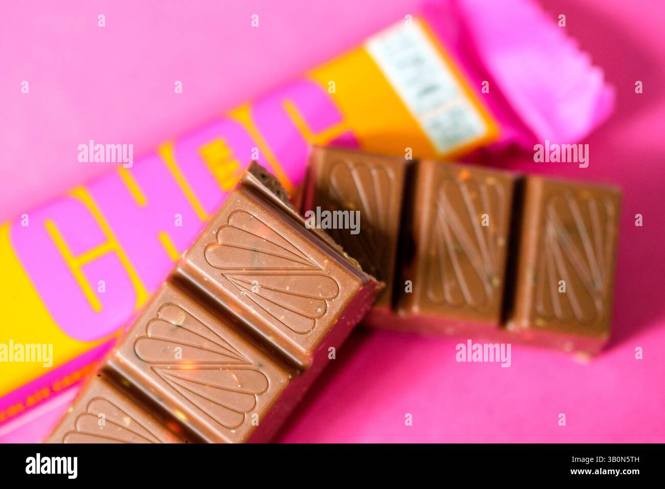 London UK, 24. April 2025, Marks and Spencer Milk Chocolate Bar Stockfoto