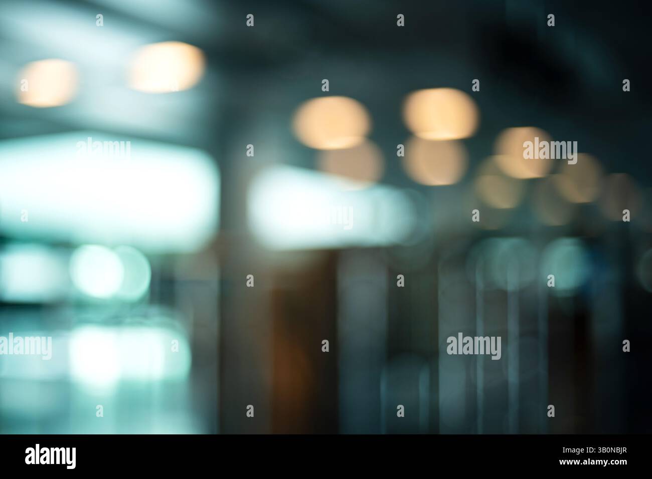Verschwommene, unscharfe, große Innenräume mit natürlichem Fensterlicht. Blauer Ton, stimmungsvoll, abstrakter Bokeh-Hintergrund, keine Leute. Stockfoto