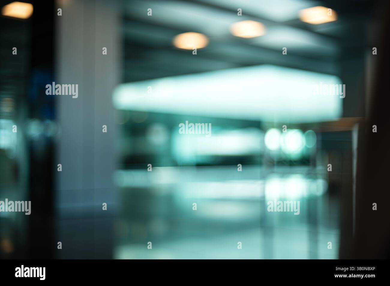 Verschwommene, unscharfe, große Innenräume mit natürlichem Fensterlicht. Blauer Ton, stimmungsvoll, abstrakter Bokeh-Hintergrund, keine Leute. Stockfoto
