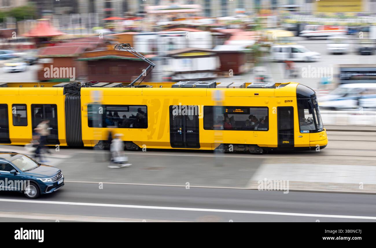 24.04.2025, Deutschland, Sachsen, Dresden, auf dem Foto eine Straßenbahn der Linie 2 nach Gorbitz über Hebbelplatz, hier auf der Wilsdruffer Straße fotografiert *** 24 04 2025, Germany, Sachsen, Dresden, auf dem Foto eine Straßenbahn der Linie 2 nach Gorbitz über Hebbelplatz, hier auf der Wilsdruffer Straße fotografiert Stockfoto