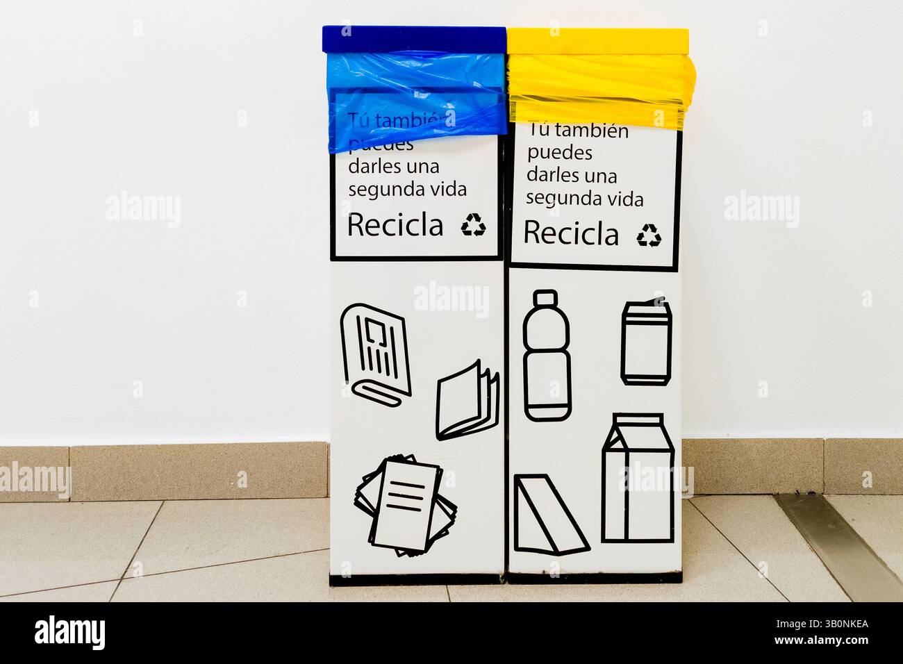 Behälter zum Sammeln und Sortieren verschiedener Abfallarten für das Recycling. Madrid, Spanien Stockfoto