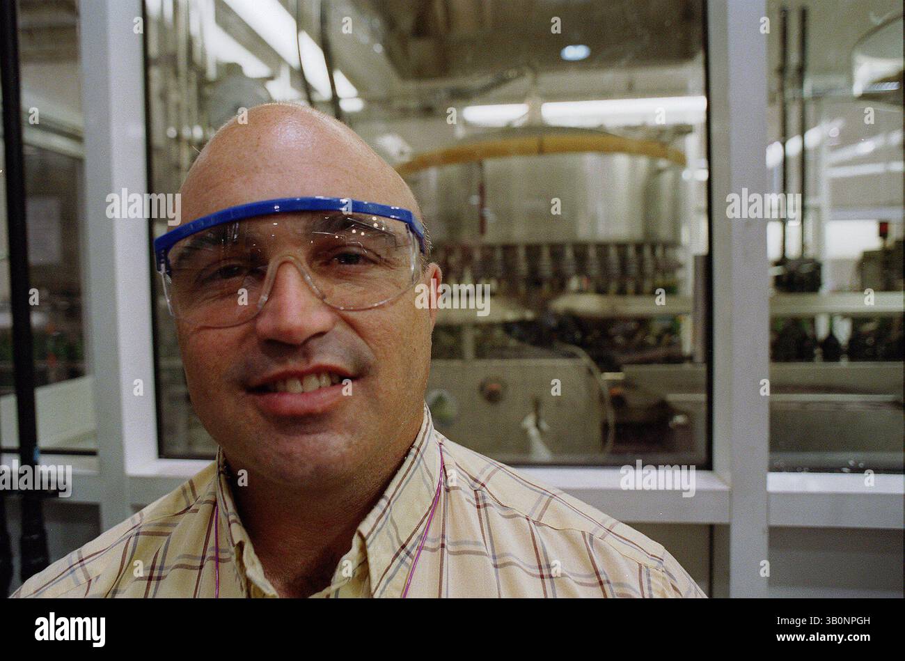 12. Juli 1998 - Modesto, Kalifornien, USA - DATUM: 20.07.98 PAPIER CUTLINE: Shawn Smith of Modesto High lernt bei E.&J. Gallo. FOTO CUTLINE: Shawn Smith, Praktikant bei Gallo Winery, wird am Mittwoch, 1. Juli 1998 in der Abfüllanlage in Modesto, Kalifornien, gesehen Smith, Mathelehrer an der Modesto High School, hat erlebt, wie Unternehmen wie Gallo Mitarbeiter suchen und diese Fähigkeiten seinen Schülern vermitteln werden. (Bild: © Joaquin Siopack 07/Modesto Bee/ZUMAPRESS.com) Stockfoto