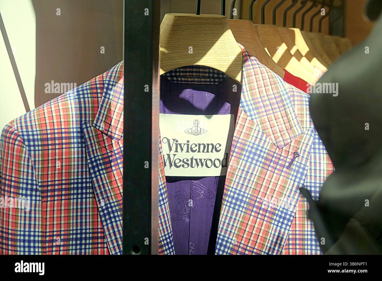 Glasgow, Schottland, Großbritannien. April 2025. Wetter in Großbritannien: Im Frühling schien die Sonne, als die aprilduschen der Shopping- und Stilhauptstadt schottlands der Sonne weichen, während das Licht im vivienne westwood Store in der buchanan Street im Stadtzentrum spaltete. Credit Gerard Ferry/Alamy Live News Stockfoto