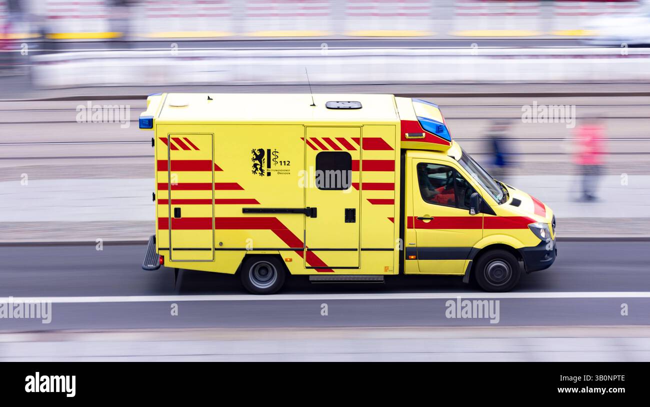 24.04.2025, Deutschland, Sachsen, Dresden, auf dem Foto ein Rettungswagen Mercedes Sprinter vom Rettungsdienst Dresden auf der Wilsdruffer Straße fotografiert *** 24 04 2025, Deutschland, Sachsen, Dresden, auf dem Foto ein Krankenwagen Mercedes Sprinter vom Rettungsdienst Dresden auf der Wilsdruffer Straße fotografiert Stockfoto