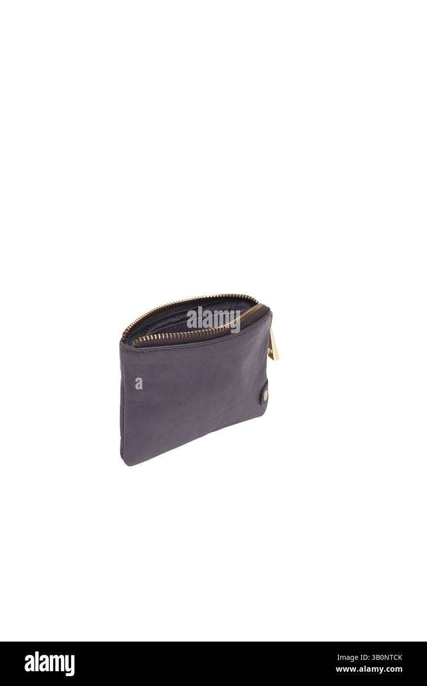 Nahaufnahme einer offenen braunen Münzgeldbörse aus Leder mit goldenem Reißverschluss auf weißem Hintergrund. Es ist ein modisches Accessoire, das sich perfekt zum Tragen von Wertgegenständen eignet Stockfoto