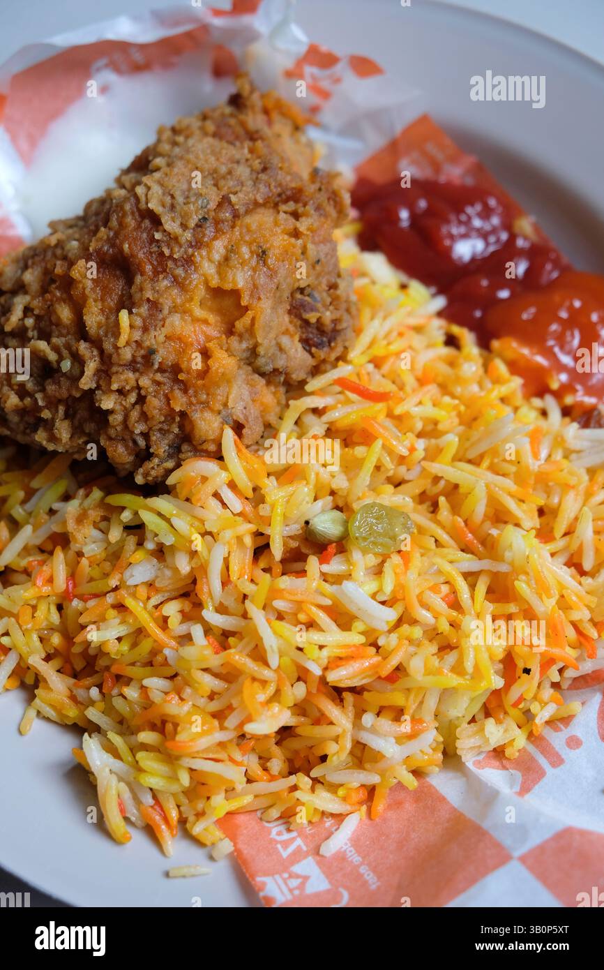 Nahaufnahme von Kebuli-Reis und knusprigem gebratenem Huhn Stockfoto