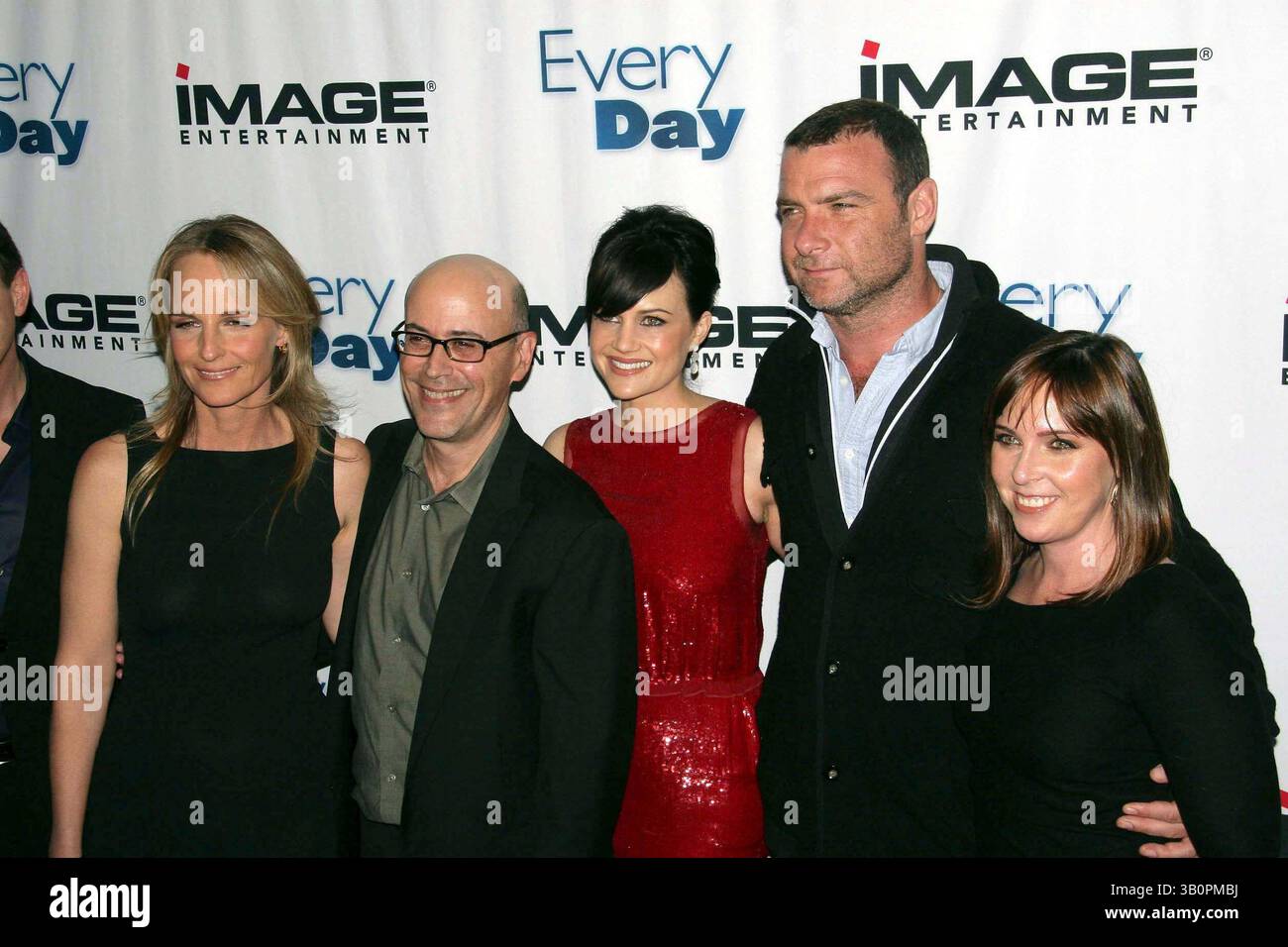 Januar 2011 - New York, New York, USA - I14812CHW . "Jeden Tag" Premiere In Los Angeles. The Landmark Theatre, West Los Angeles, CA. 01.11.11.11.HELEN HUNT, RICHARD LEVINE - REGISSEUR, CARLA GUGINO, LIEV SCHREIBER UND MIRANDA BAILEY - PRODUZENTIN. 2011 (Kreditbild: © Henry McGee/Globe Photos/ZUMAPRESS.com) Stockfoto