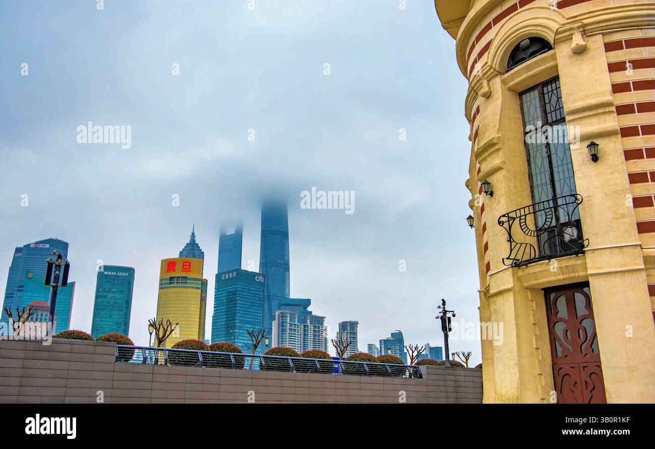 Skyline von Shanghai vom Bund, Shanghai, China. Der Gutzlaff Signalturm (Vordergrundbau, erbaut 1883) ist eines von zwei erhaltenen Alonobo-Gebäuden der Welt. Stockfoto