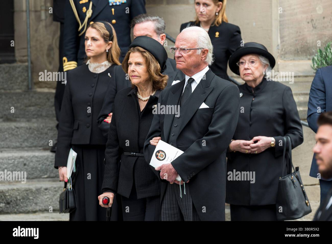 Coburg, Deutschland. April 2025. Prinzessin Madeleine von Schweden (l-r) steht mit ihrem Ehemann Christopher O’Neill, sowie Königin Silvia von Schweden, dem schwedischen König Carl XVI Gustaf und Prinzessin Christina Louise Helena, Frau Magnuson nach dem Trauergottesdienst für Prinz Andreas von Sachsen-Coburg und Gotha vor der Stadtkirche St. Moriz. Quelle: Daniel Vogl/dpa/Alamy Live News Stockfoto