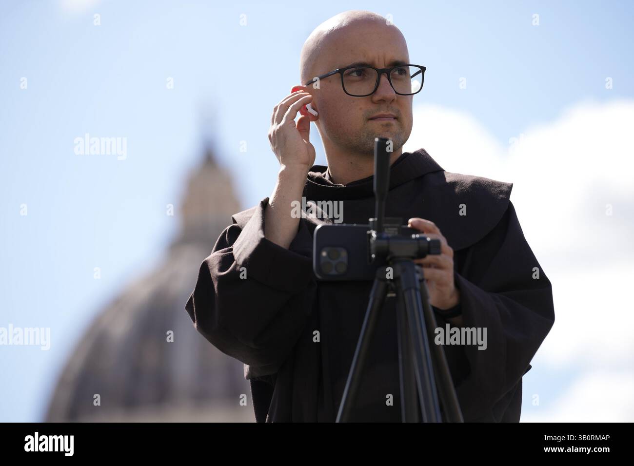 Warschau, Polen . April 2025. Ein Mitglied des Klerus bereitet sich am 24. April 2025 im Vatikan in Rom vor. Die Stadt bereitet sich auf schätzungsweise 200.000 Besucher und 170 Delegationen an diesem Samstag auf die Beerdigung des Todes von Papst Franziskus vor. (Foto: Jaap Arriens/SIPA USA) Credit: SIPA USA/Alamy Live News Stockfoto