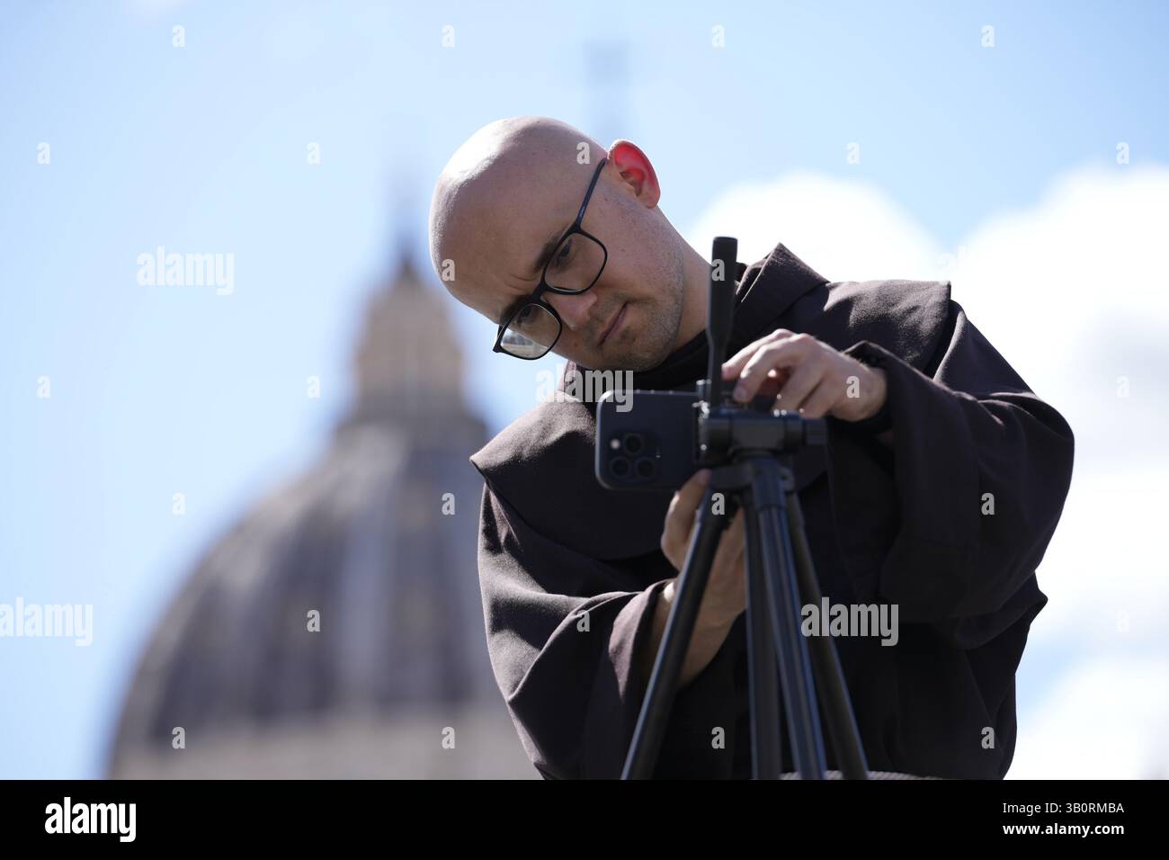Warschau, Polen . April 2025. Ein Mitglied des Klerus bereitet sich am 24. April 2025 im Vatikan in Rom vor. Die Stadt bereitet sich auf schätzungsweise 200.000 Besucher und 170 Delegationen an diesem Samstag auf die Beerdigung des Todes von Papst Franziskus vor. (Foto: Jaap Arriens/SIPA USA) Credit: SIPA USA/Alamy Live News Stockfoto