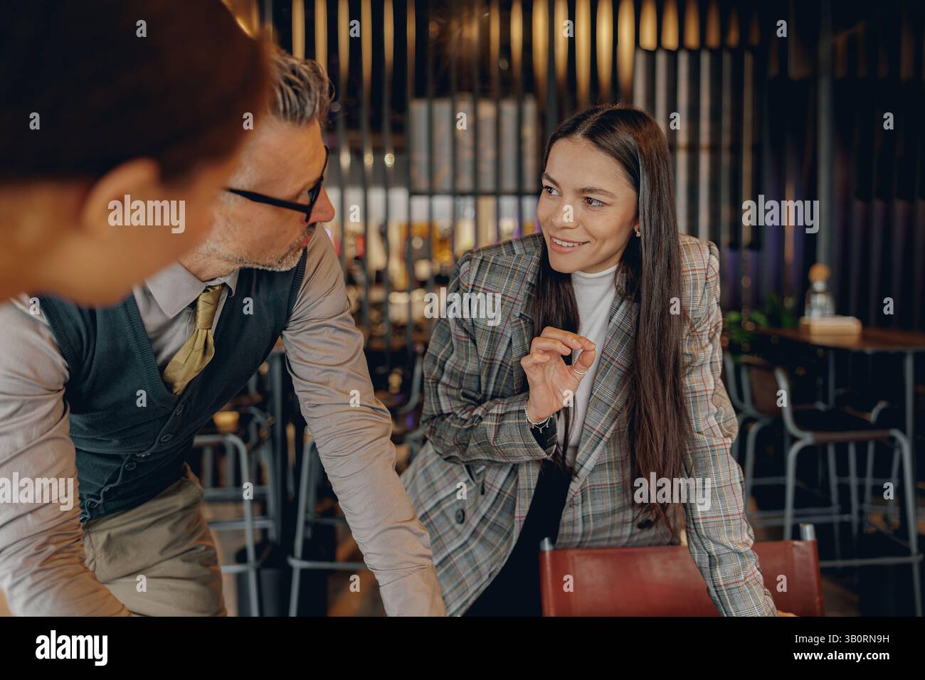 Effektive Zusammenarbeit in einem modernen geschäftlichen Arbeitsbereich ist für das Erreichen der Teamziele von entscheidender Bedeutung Stockfoto