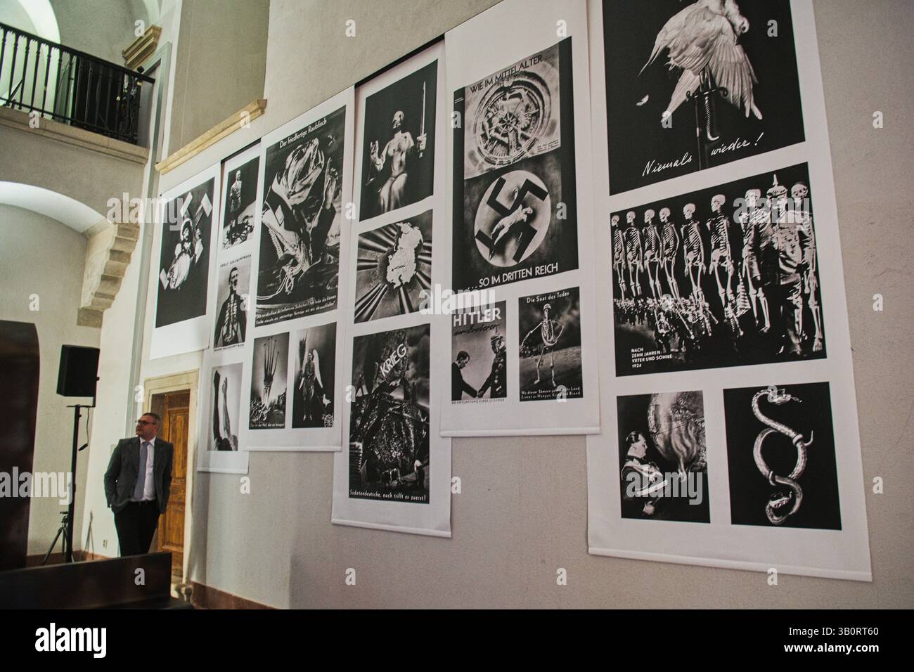 Brünn, Tschechische Republik. April 2025. Anlässlich des 80. Jahrestages des Endes des Zweiten Weltkriegs hat das Stadtmuseum Brünn die Eröffnung der Ausstellung "Kreuzkapelle" vorbereitet. Die dramatische Reise von der barocken Frömmigkeit zur totalitären Ideologie“, dargestellt am 24. April 2025 im Schloss Spilberk in Brünn, Tschechische Republik. Während des Zweiten Weltkriegs verwandelte die Wehrmacht die Kapelle in einen Propagandaraum mit Nazi-Symbolen. Das Bild zeigt Fotomontagen des deutschen bildenden Künstlers John Heartfield. Quelle: Patrik Uhlir/CTK Photo/Alamy Live News Stockfoto