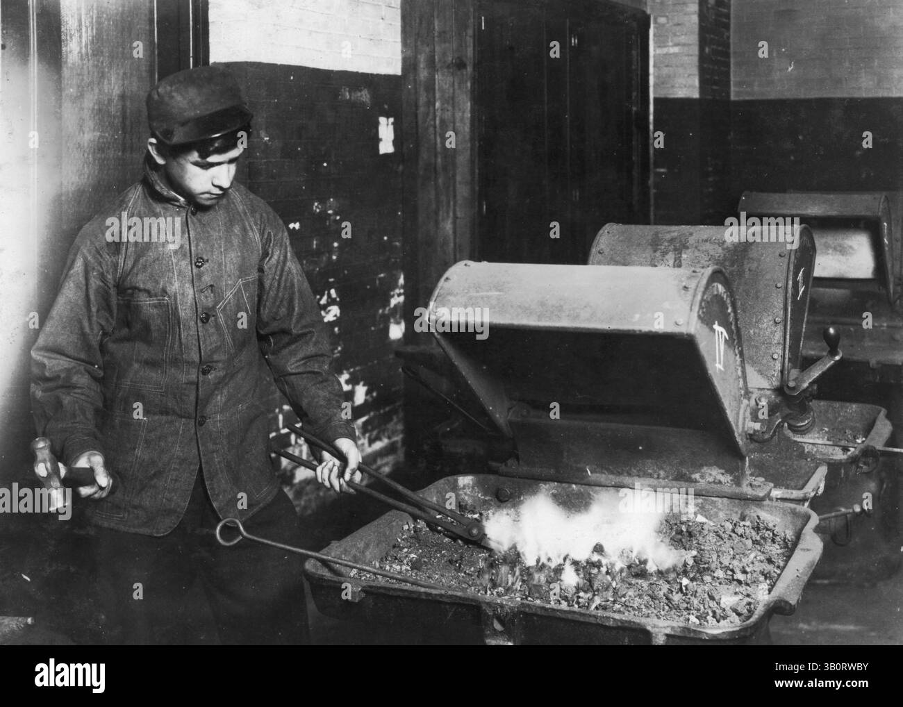 6. Juni 1916 – Fall River, MA, USA – Regular Forge – Ziehen eines Drehwerkzeugs. (Kreditbild: © BuyEnlarge/ZUMAPRESS.com) Stockfoto