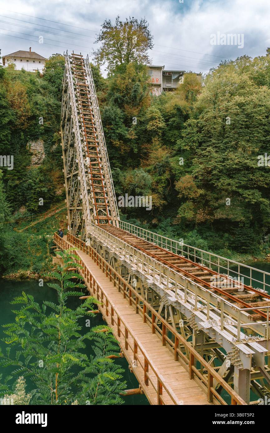 Restaurierte Überreste der berühmten Brücke aus dem Zweiten Weltkrieg in Jablanica, die von den Partisanen in der Schlacht von Neretva zerstört wurde. Jetzt ein erhaltenes Symbol des Widerstands. Stockfoto