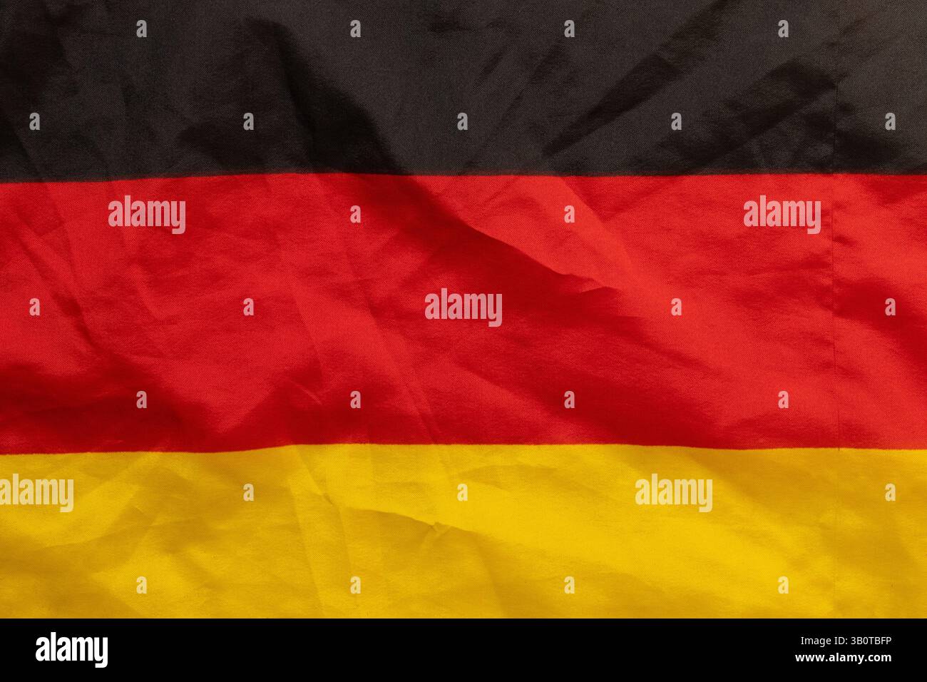 Textilflagge Deutschlands mit charakteristischen horizontalen Streifen in Schwarz, Rot und Gelb Nahaufnahme Stockfoto