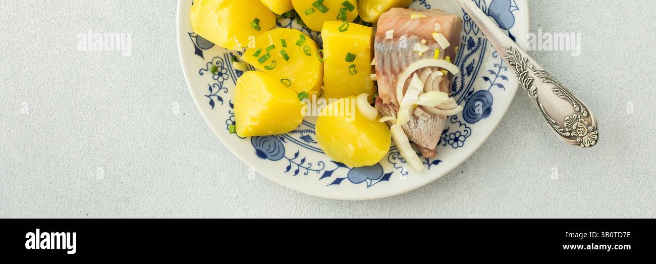 Köstliches herzhaftes Fischessen, gekochte Kartoffeln mit eingelegtem Hering, Blick von oben, Banner Stockfoto